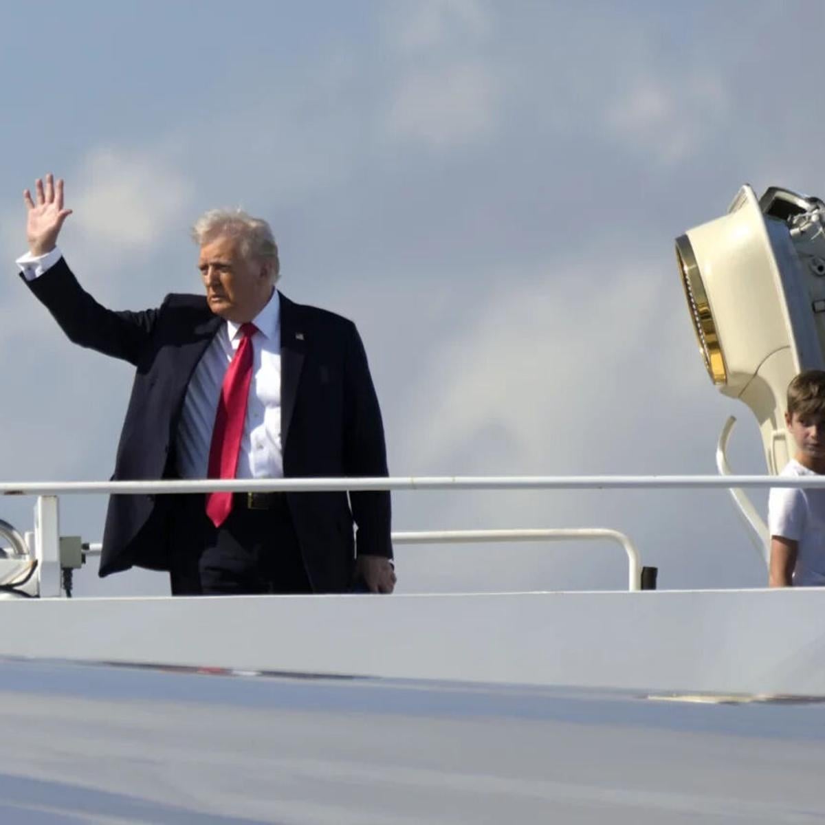 Trump Pushes Midterm Plan as House GOP Splits