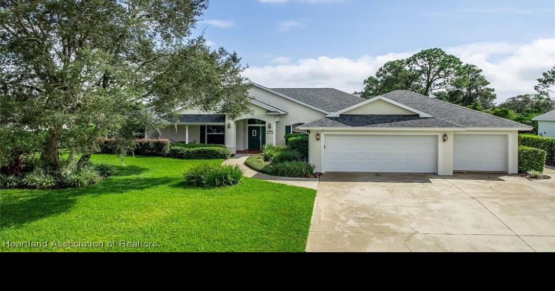 Executive family home in Sun 'N Lake Highlands Homes