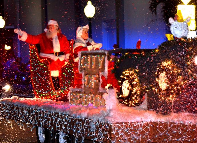 Santa circles Sebring Christmas parade brings big crowd Highlands