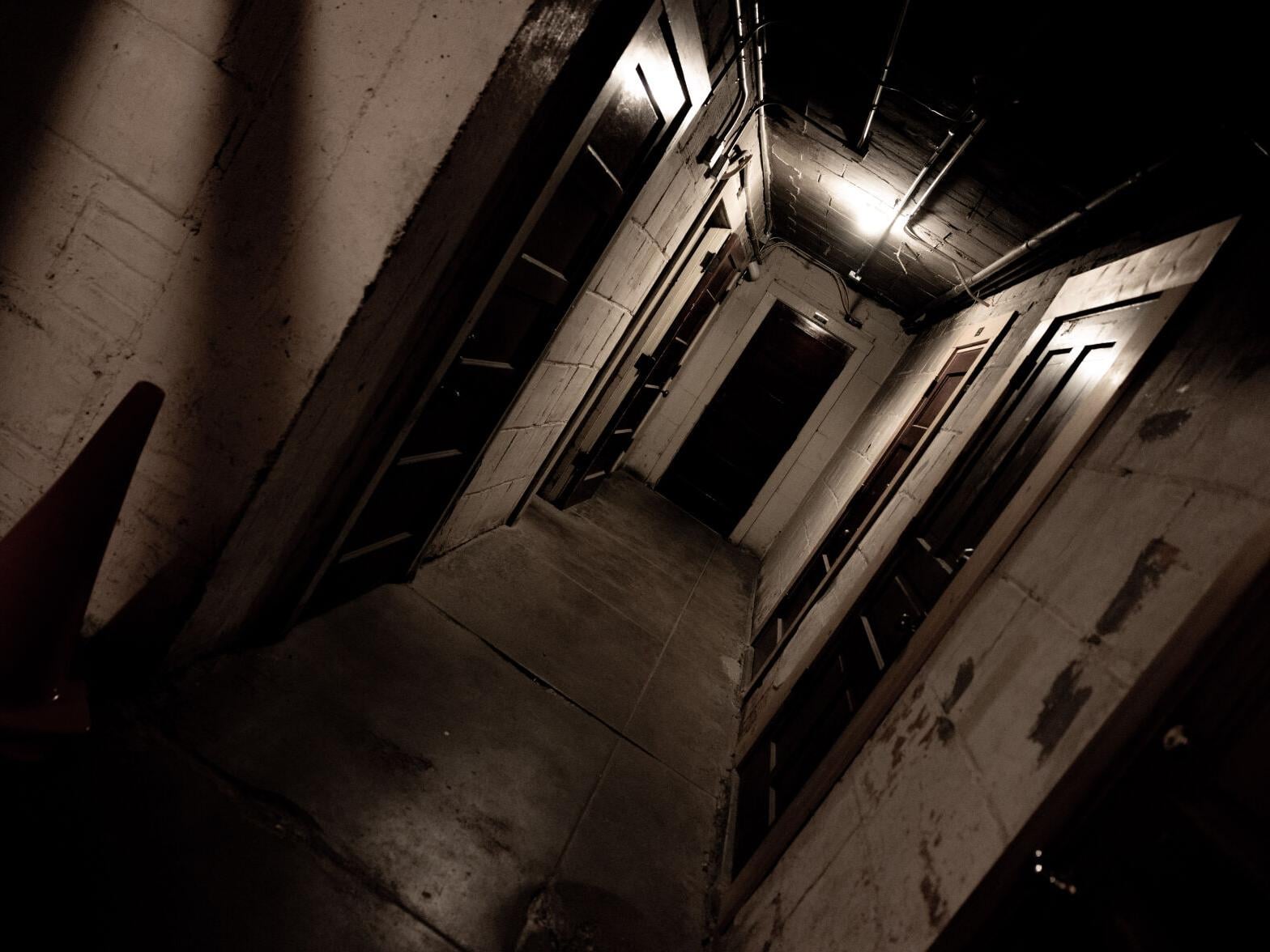 Hành lang ký túc xá ma ám tối tăm đèn chớp nháy - truyện ma ký túc xá sinh viên