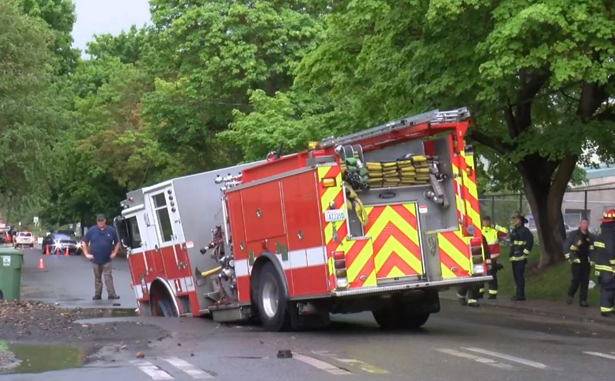 Fire engine becomes stuck in sink hole while responding to water main break  | | montanarightnow.com