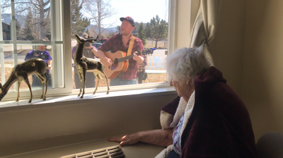 Musician Serenades Senior Citizens At Assisted Living Home Abc Fox Bozeman Montanarightnow Com
