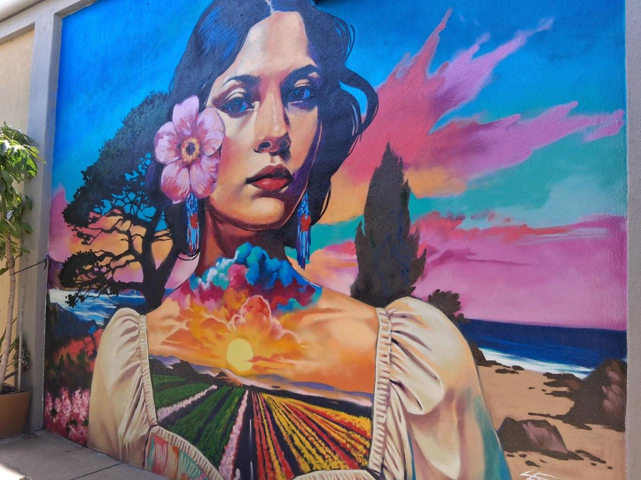 Artistas latinos y filipinos buscan unir a la comunidad de Salinas a través de sus coloridos murales.