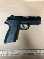 Hombre de Greenfield con condena previa es supuestamente hallado en posesión de un arma de fuego.