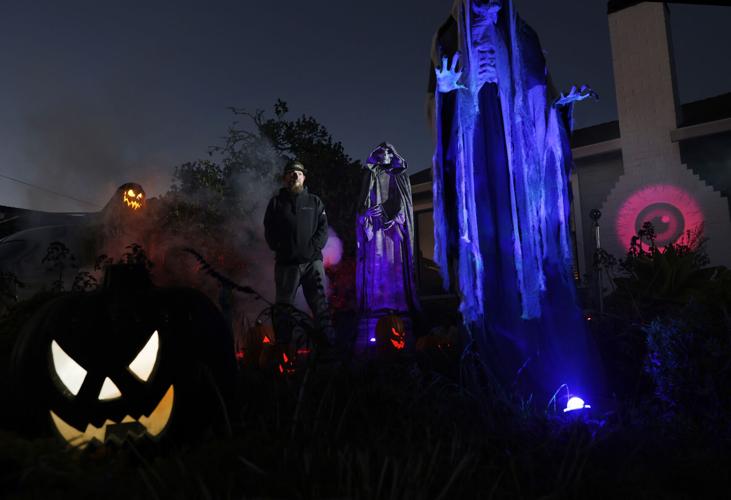 102725 Halloween house 02.JPG