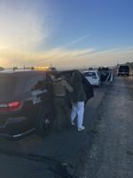 Persecución de vehículo robado termina en arresto tras caza de 18 millas en la Carretera 101.