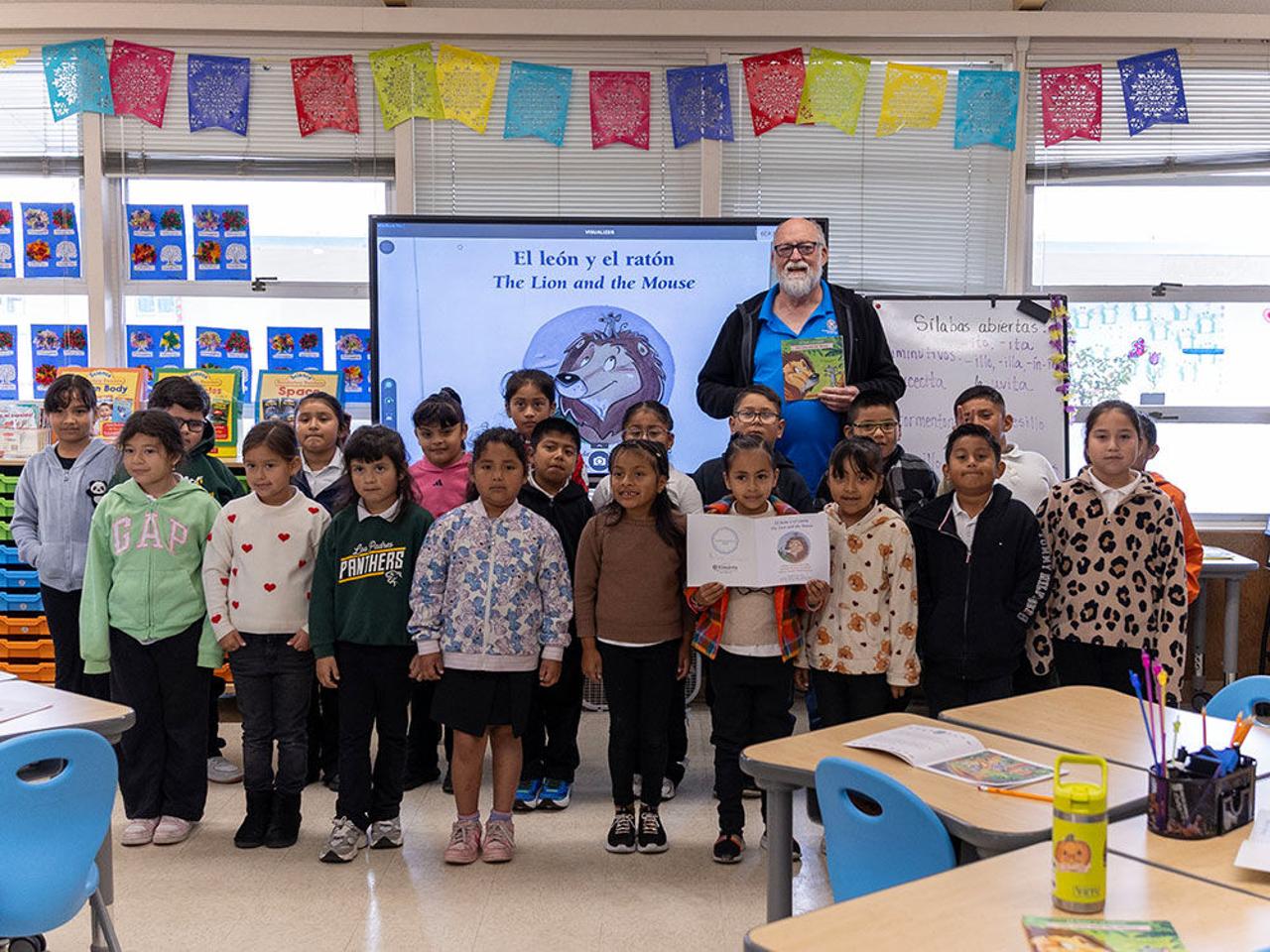 El club de alfabetización entrega su libro número 10,000 a los alumnos de primer año de primaria en Salinas.
