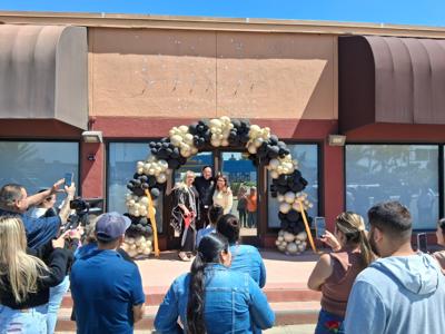 New Perspectives Ribbon-Cutting 1 (RH) Spanish