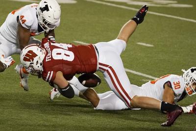 Jake Ferguson fumble - Illinois vs. Wisconsin