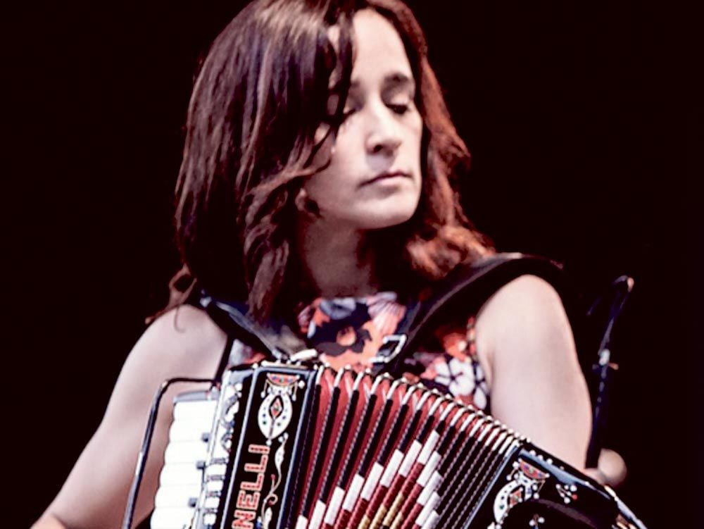 Latin star Julieta Venegas brings soaring voice to Salinas