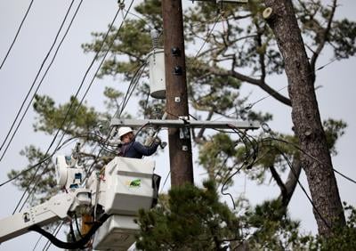 PG&&E worker in bucket