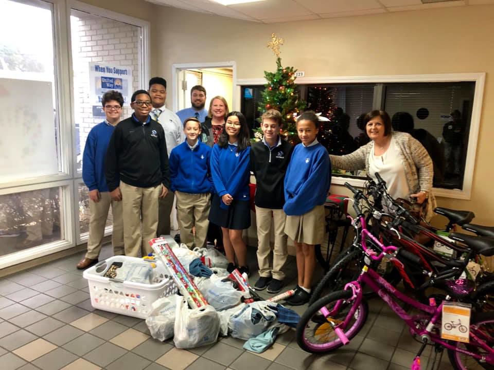 Christmas Clearing House 2022 Blount County Information Montgomery Catholic Students Assist The Christmas Clearinghouse | School |  Montgomeryindependent.com