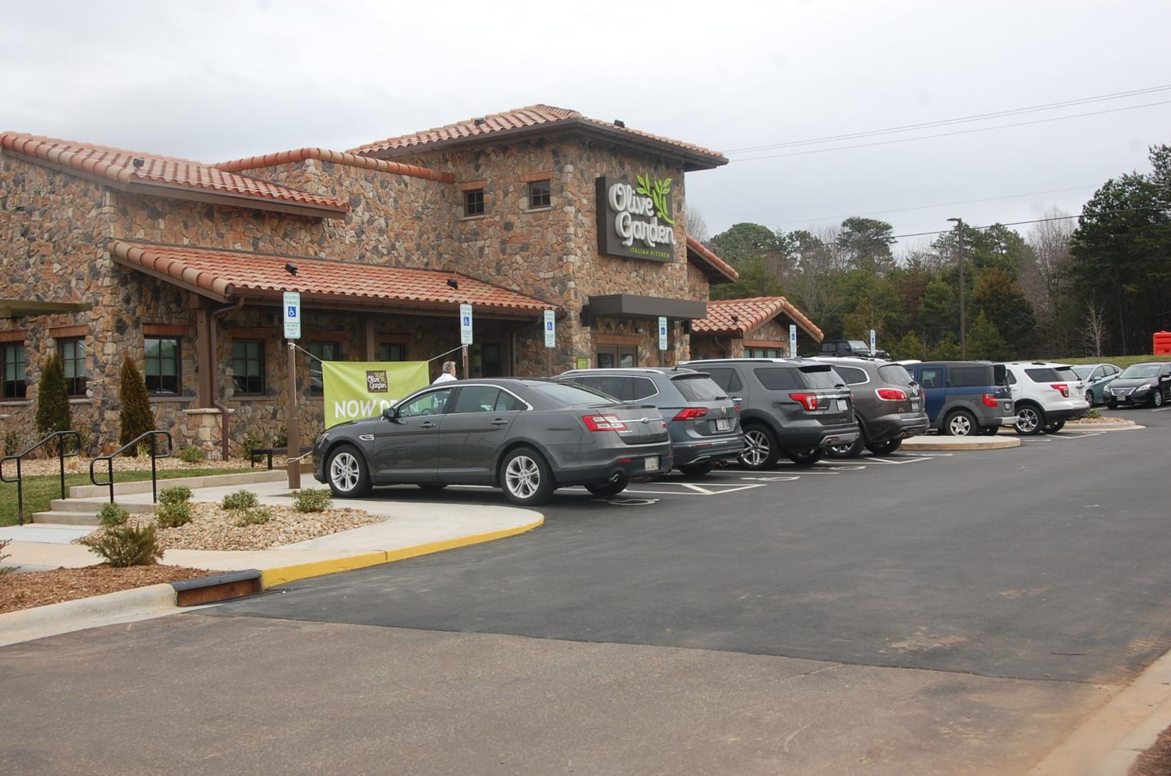 Opening day for Olive Garden draws crowd of diners | Local News