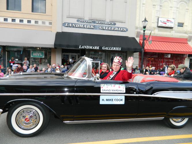 Huge crowd gathers for annual Mooresville Christmas parade