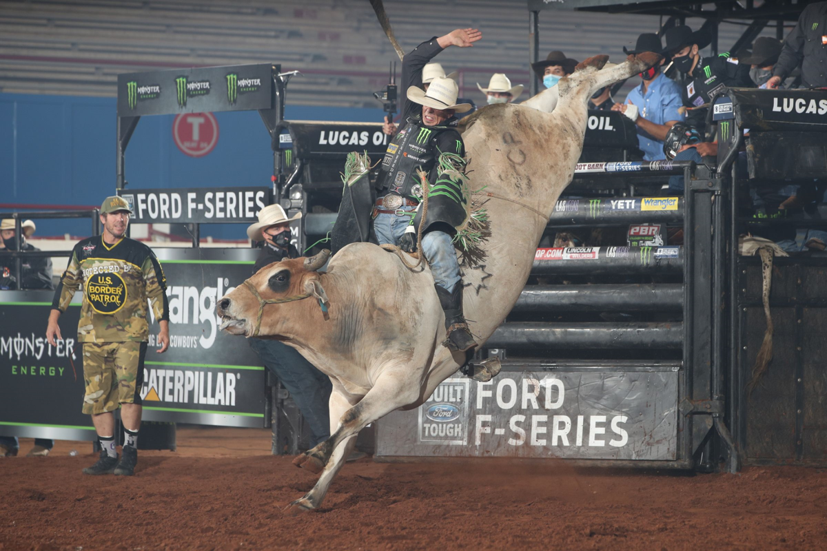 mauney-leaves-most-bull-riders-in-his-rearview-mirror