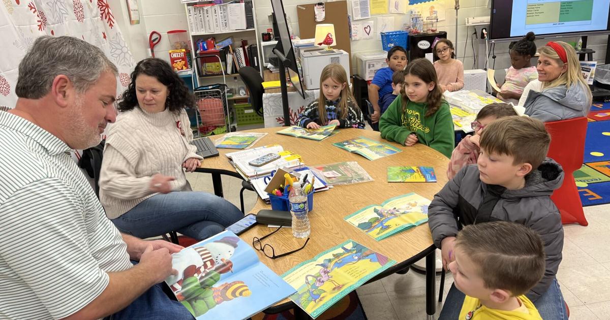 Entertained Reader 'Celebrity' readers entertain second graders with reading program ...