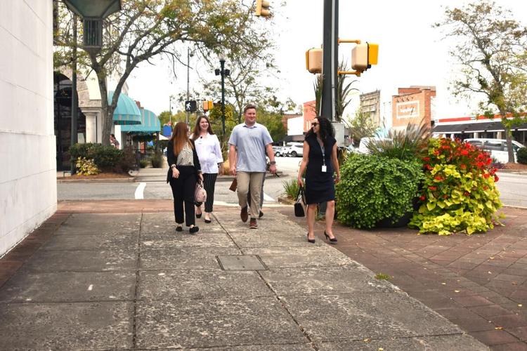 downtown ɫ people walking