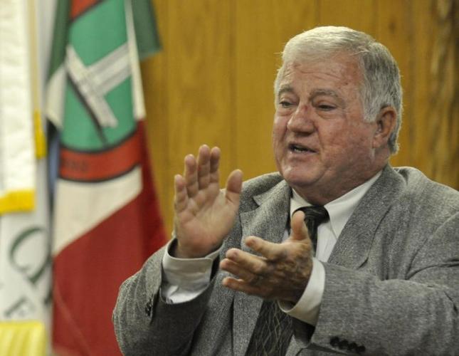 Tree lighting to honor former mayor