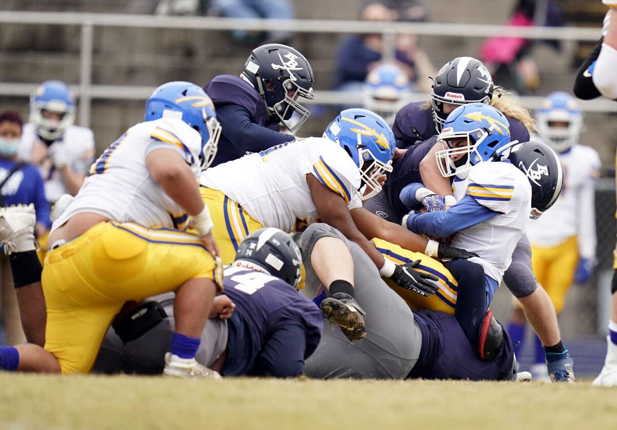 030321-mnh-sports-hs-football-defenses-p1main