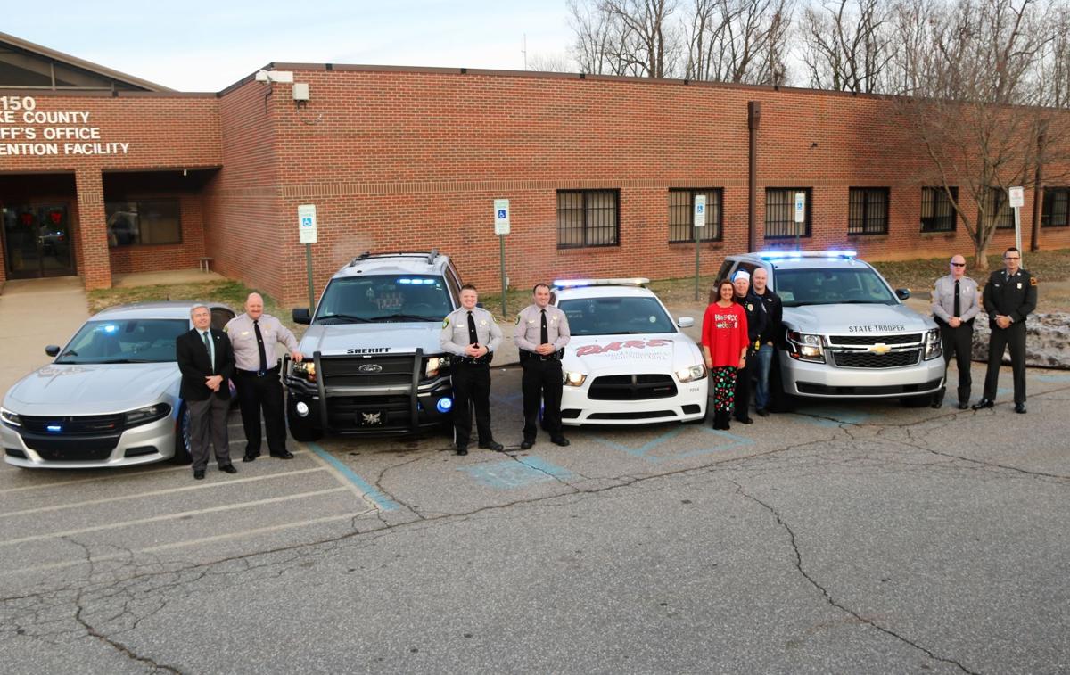 VIDEO Officers bring Christmas to families in need