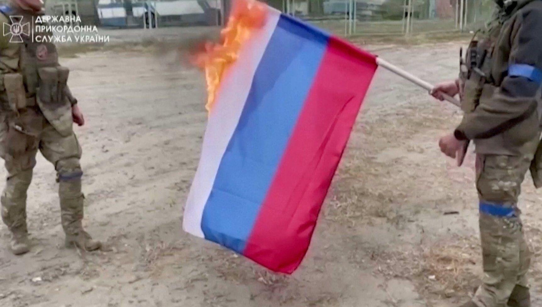 Video: Russian troops brandishing Soviet flag in Ukraine