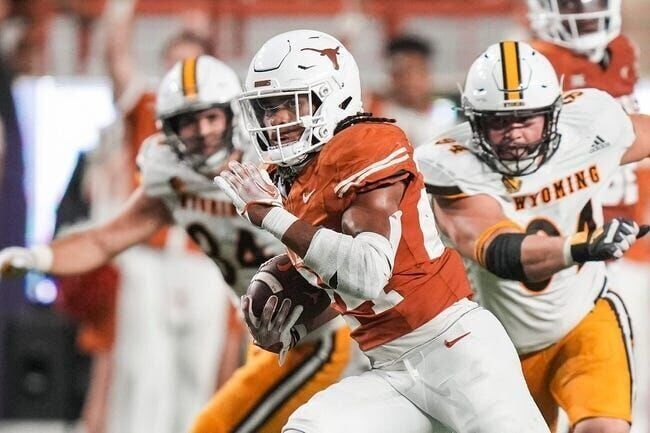 Texas RB Jonathon Brooks honors father's memory with every touchdown for  No. 3 Longhorns