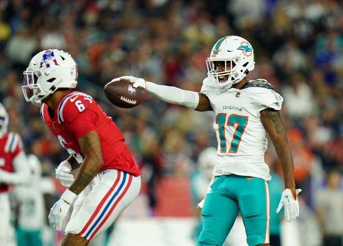 Dolphins WR Jaylen Waddle in concussion protocol