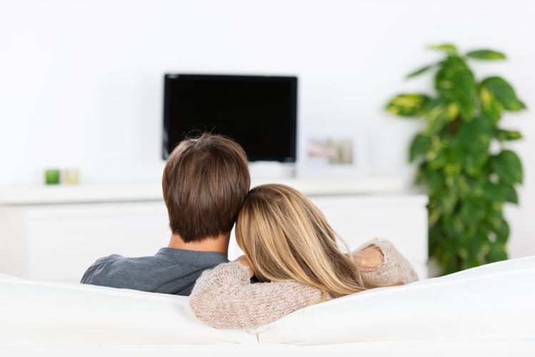 paar schaut fernsehen