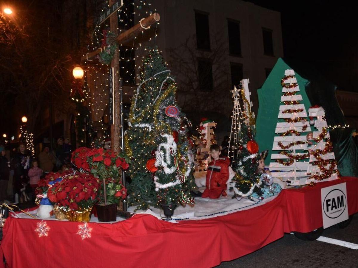 Reverse Christmas Parade Set To Entertain Local News Morganton Com Sanford Christmas Parade 2021