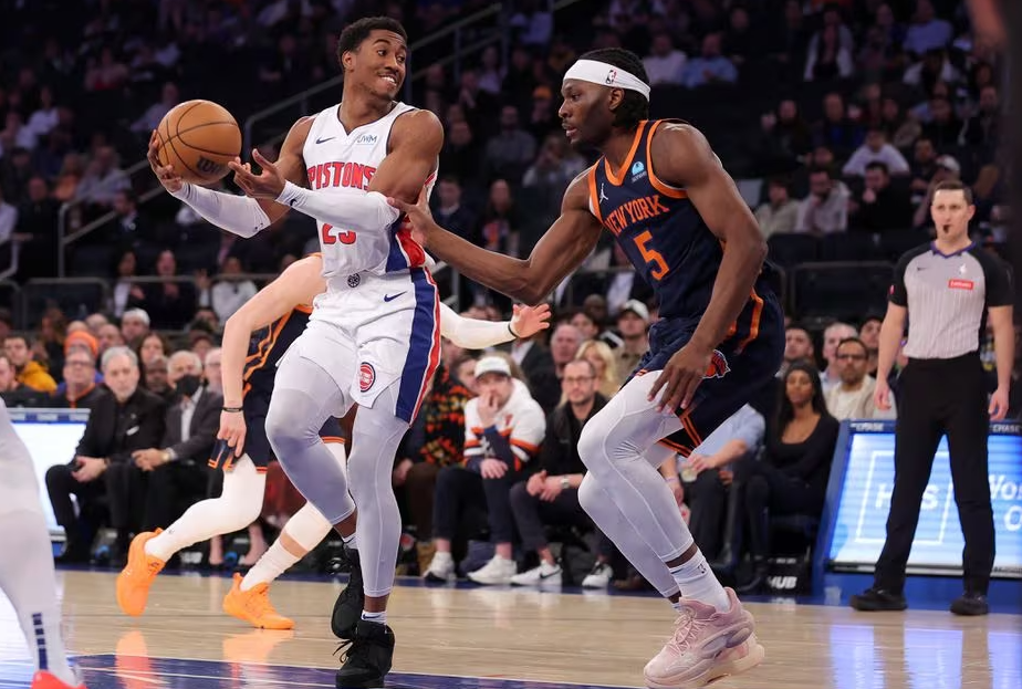 Amid controversy, Knicks edge Pistons on late layup