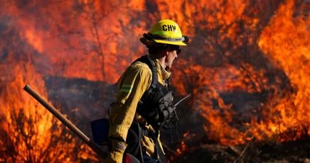 California wildfire fueled by desert winds forces evacuations California wildfire fueled by desert winds forces evacuations