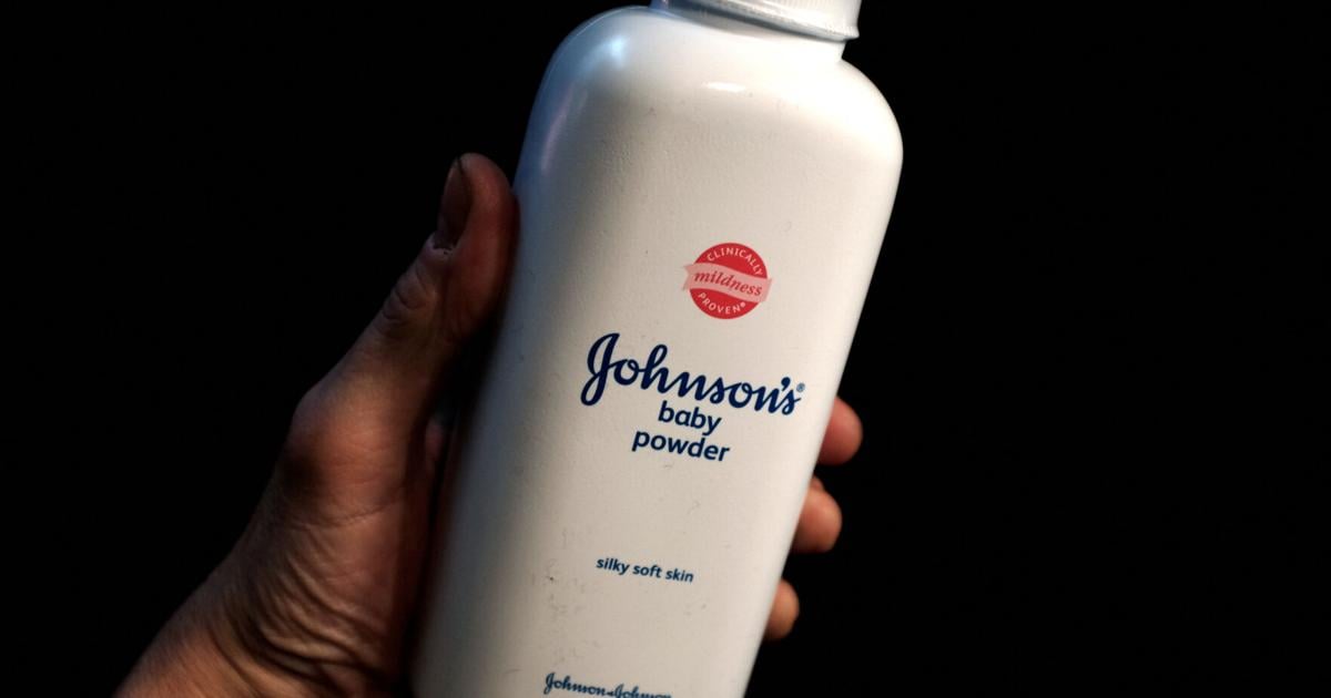 FILE PHOTO: A bottle of Johnson and Johnson Baby Powder is seen in a photo illustration taken in New York, February 24, 2016.  NEW YORK (Reuters) —