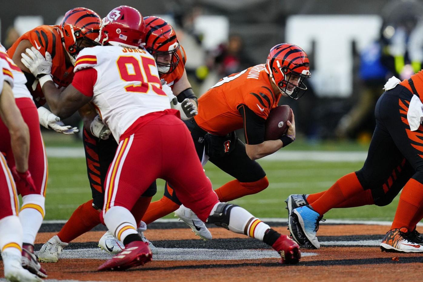 Bengals QB Joe Burrow limps off field in last minute of win vs. Chiefs