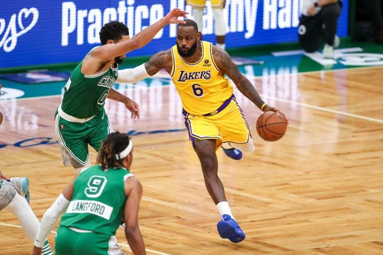 LeBron James returns to TD Garden in purple and gold alongside