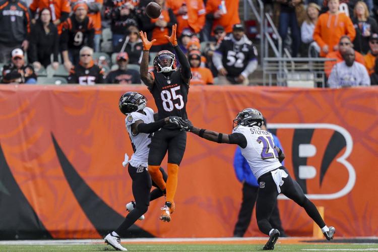 Bengals rookie Joe Burrow threw 61 passes in Thursday night's loss to  Browns - The Boston Globe