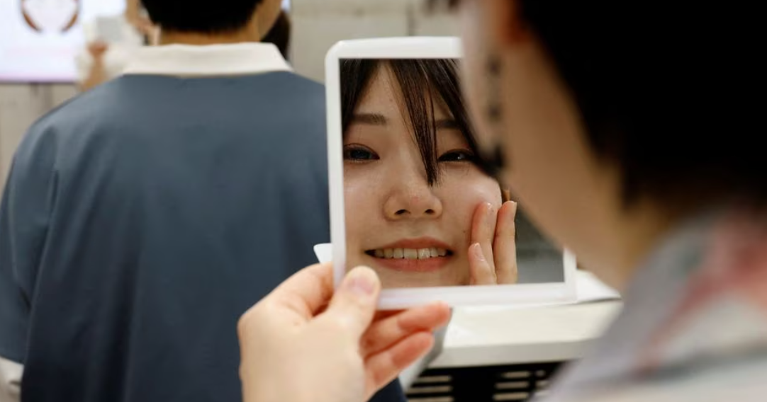 Japanese get trained in 'Hollywood' smiles as masks slowly come off - Vimarsana News