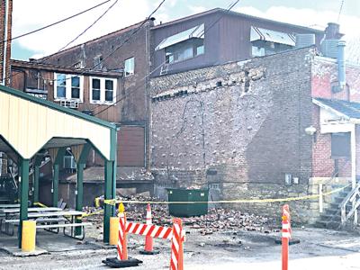 Portion of downtown Savanna building collapses