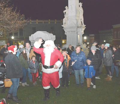 Christmas season arrives in Mount Carroll