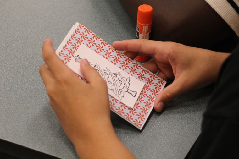 Horry County students craft Christmas cards for U.S. troops serving