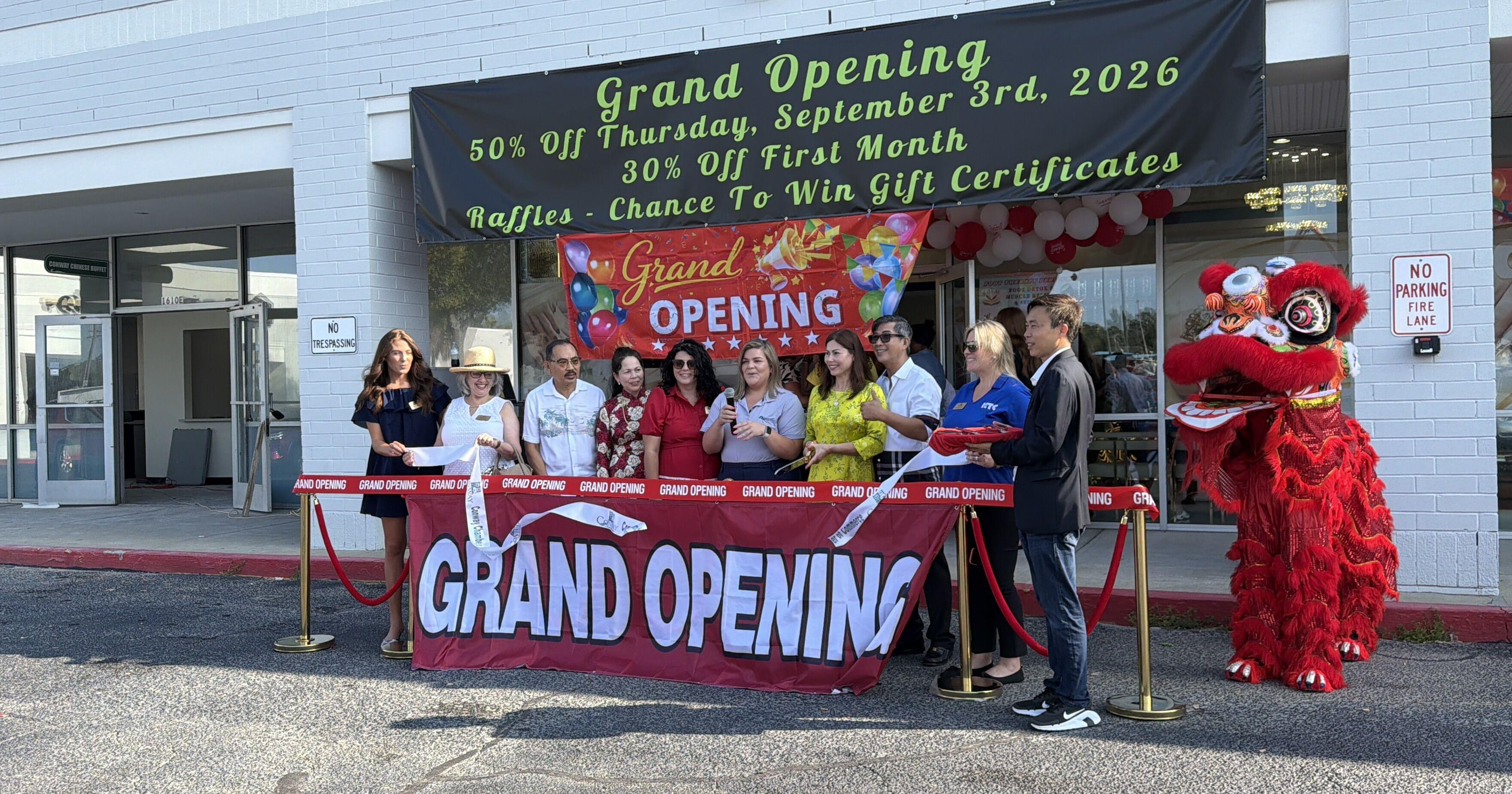 В Конуэй открылся новый маникюрный салон Golden Nail Garden: на церемонии присутствовали более 100 человек
