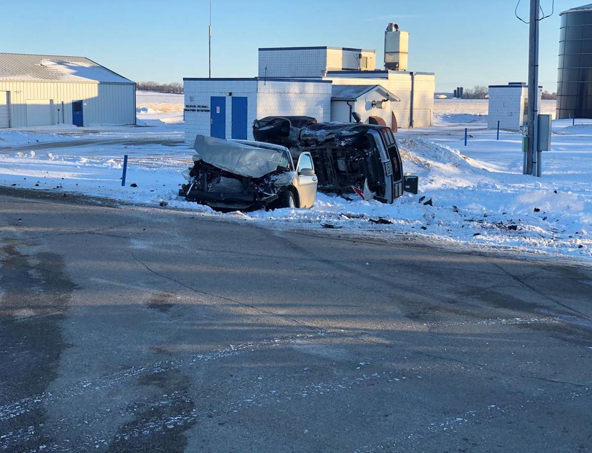 One Person Injured Two Others Trapped In Rural Car Crash Local News Mykxlg Com