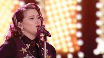 Ruby Leigh Pearson sings on stage on “The Voice.”