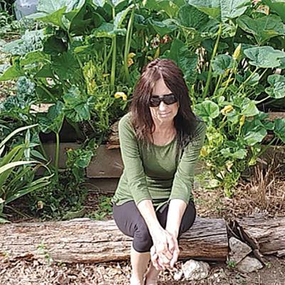 Foran, Claudia in garden