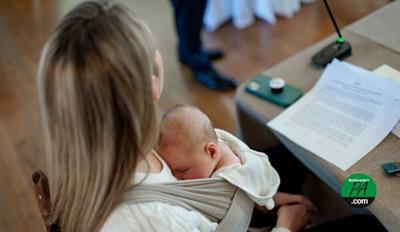 Woman and baby CIRCLE