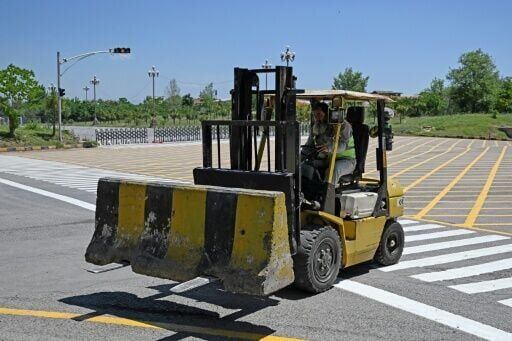Pakistan security personnel on Sunday cleared barricades in Islamabad after it became clear no US-Iran talks were happening