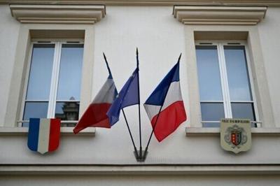 Several far-right mayors in France have taken down EU flags from the facades of their town halls