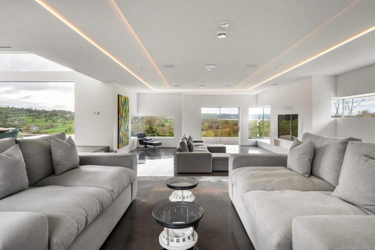 SWNS_FUTURIST_MANSION_026_147503