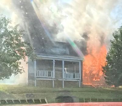 Fire damages Valles Mines house
