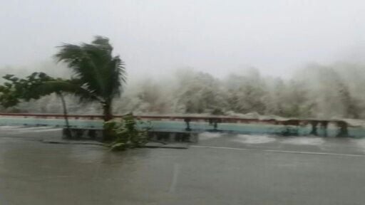 Large waves hit the Philippines as Super Typhoon Fung-wong nears