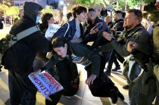Anti-war protesters and Israeli security forces scuffled in Tel Aviv